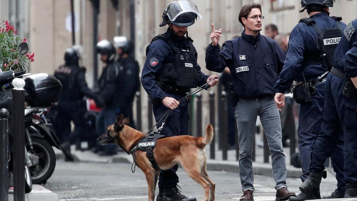 Un hombre armado retiene a dos personas en París