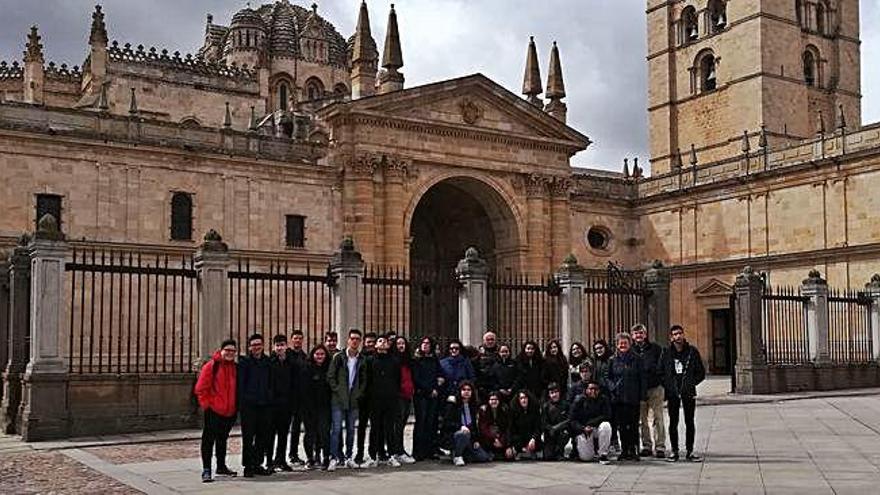 Estudiantes zamoranos y portugueses en la visita de la Catedral durante su visita a la ciudad.