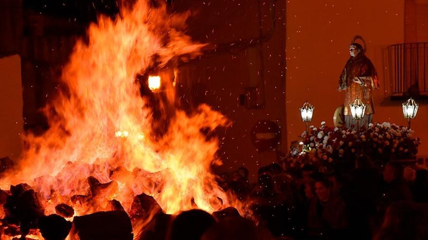 Hogueras que se encienden en la víspera de la festividad del patrón.