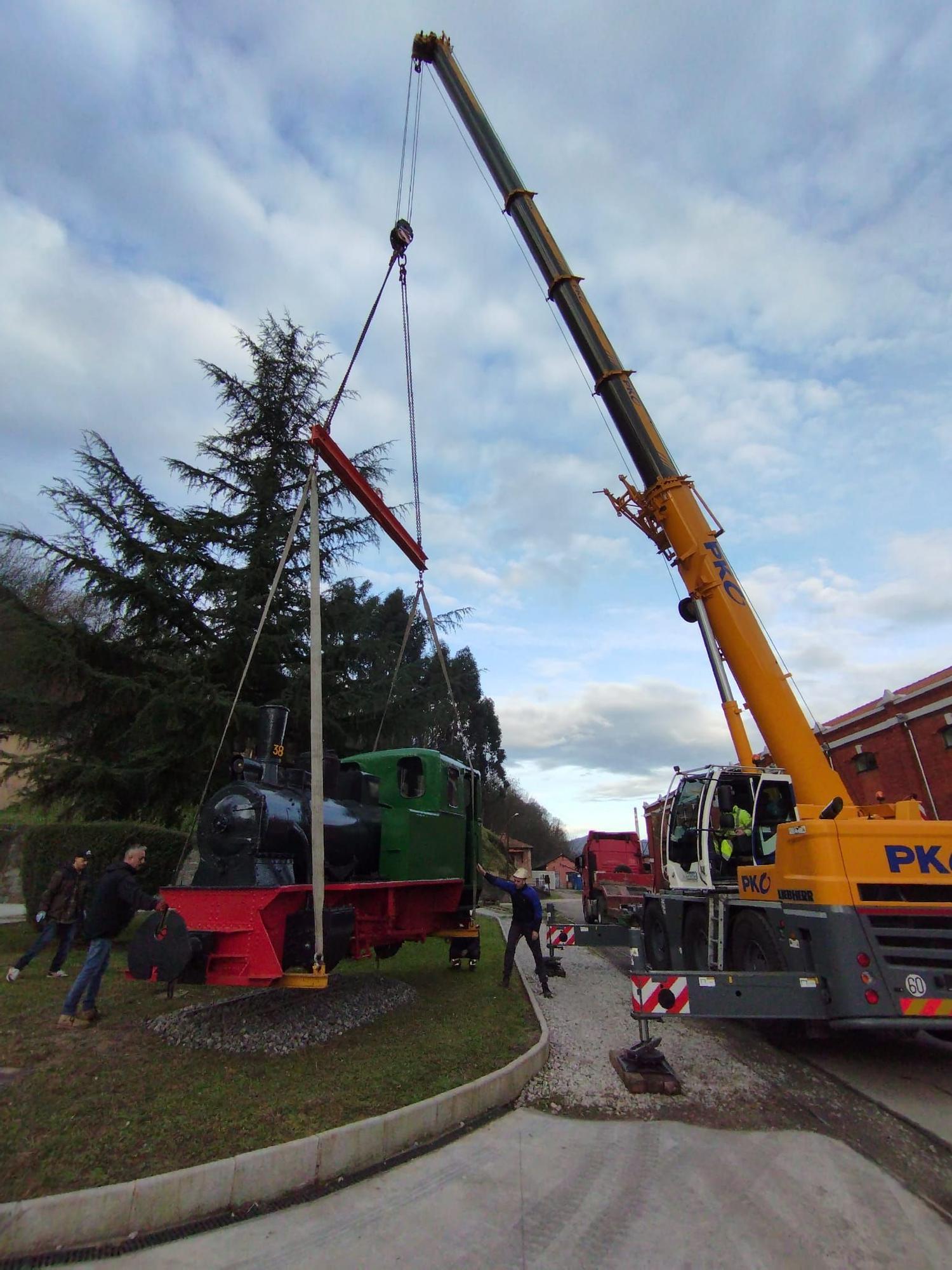 Así fue el delicado proceso para colocar la locomotora minera restaurada en el pozo Fondón