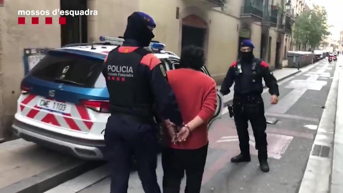 Uno de los detenidos por asaltar y robar a una mujer en su domicilio de Esplugues de Llobregat