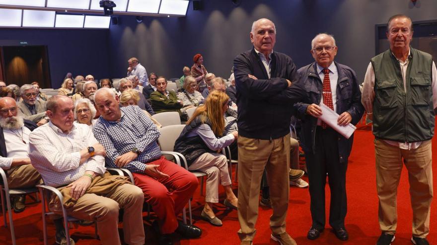 Por la izquierda, de pie, José Antonio Alonso, Alfonso Rodríguez Fidalgo y Willy Pola , ayer en el Club. | LUISMA MURIAS