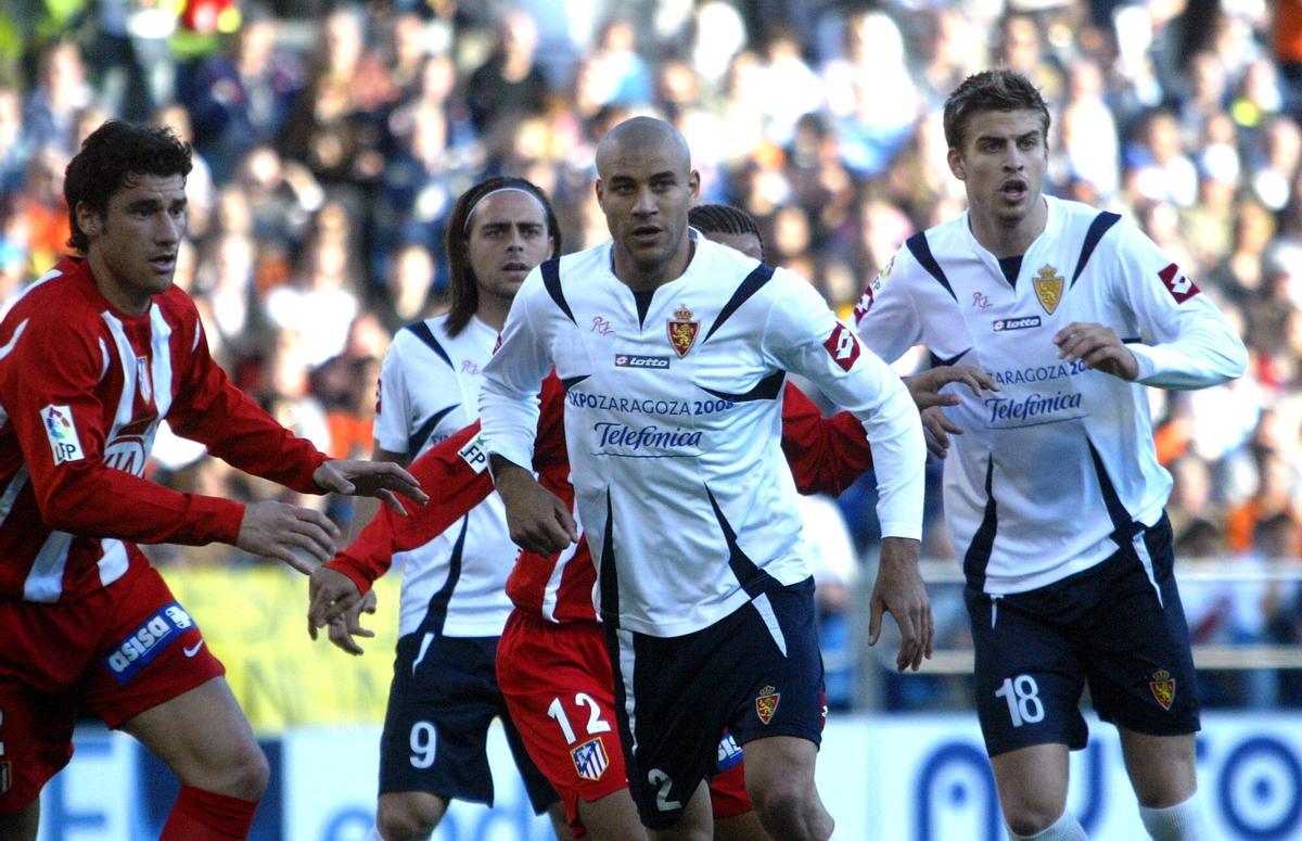 Gerard Piqué, Diogo y Milito durante un partido con el Real Zaragoza