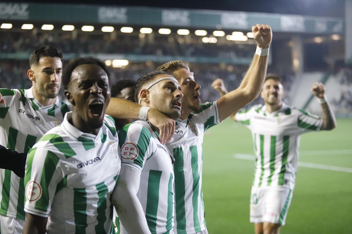 Kike Márquez celebra con sus compañeros su gol al Castellón, primero del Córdoba CF, la pasada temporada.