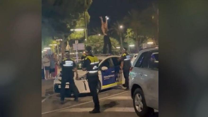 Vídeo: Detenida por &#039;perrear&#039; encima de un coche de Policía