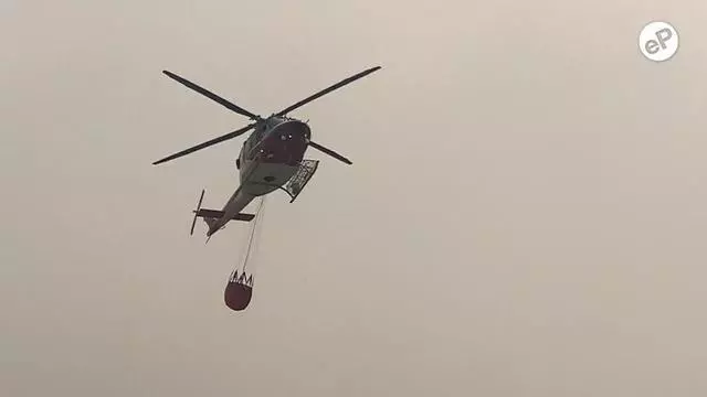 EN VÍDEO |   Los helicópteros de emergencias cargan agua en el río en Puente La Reina