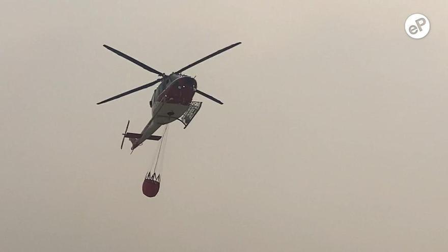EN VÍDEO | Los helicópteros de emergencias cargan agua en el río en Puente La Reina