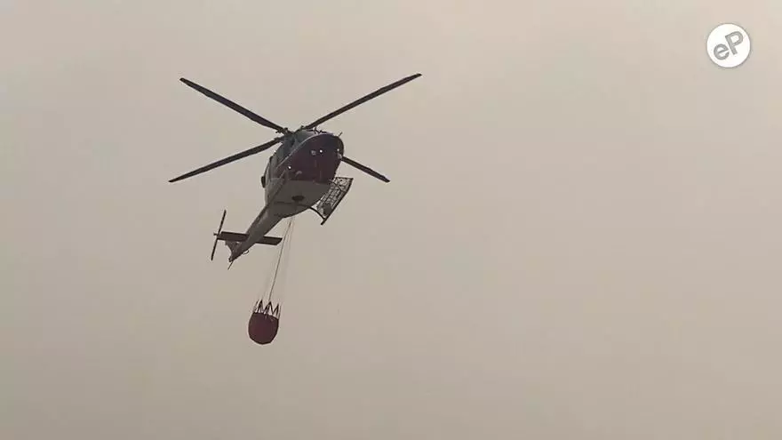 EN VÍDEO | Los helicópteros de emergencias cargan agua en el río en Puente La Reina