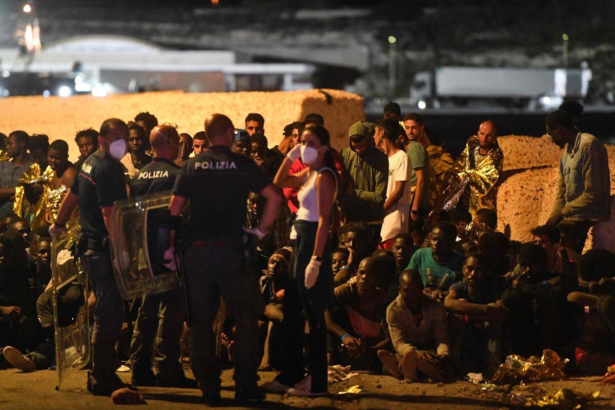 Lampedusa, colapsada tras la llegada de 6.000 inmigrantes en 24 horas.