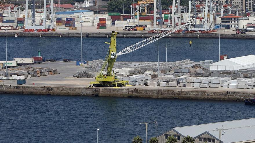 Cargadero de granito en el puerto de Vigo.
