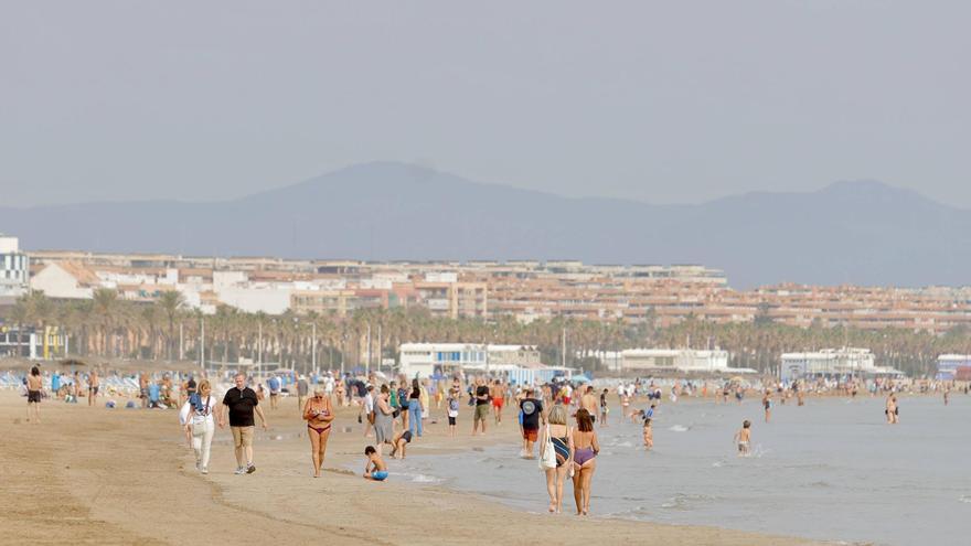 Gran ambiente en las playas de València, pese a las nubes