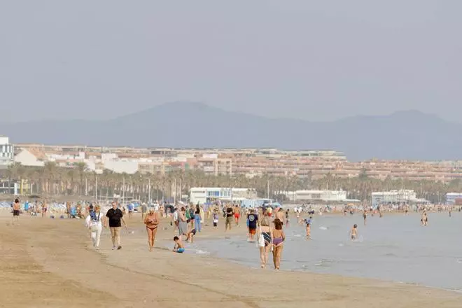 Gran ambiente en las playas de València, pese a las nubes