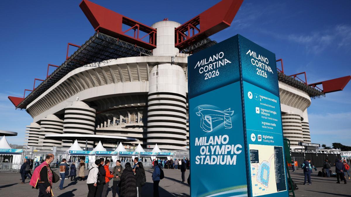MILAN (Italy), 06/02/2026.- People arrive outside the San Siro stadium before the start of the Opening Ceremony of the Milano Cortina 2026 Winter Olympic Games, in Milan, Italy, 06 February 2026. (Italia) EFE/EPA/FAZRY ISMAIL