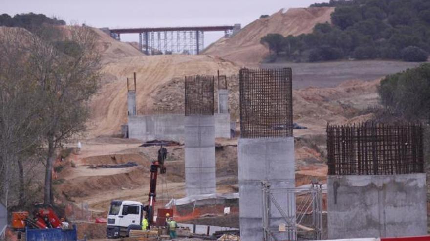 Viaducto en construcción en el tramo Villafranca de Duero-Coreses.