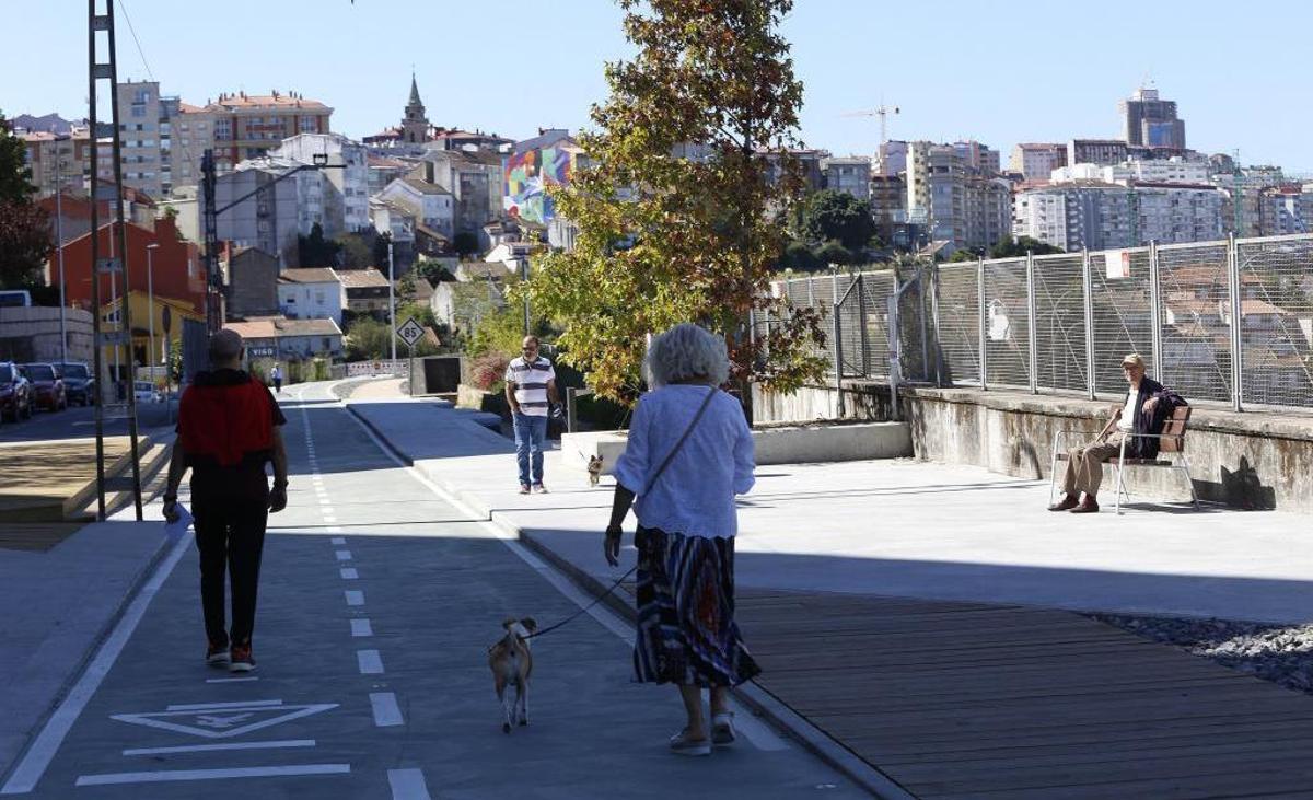 Ciudadanos en el tramo de 400 metros de Vía Verde que se abrió el año pasado. // Ricardo Grobas