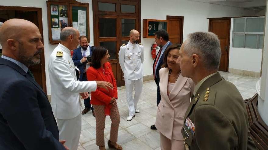 La minista Robles, 1º izq, junto a la subdelegada Larriba, en la Comandancia Naval de Vigo. // FdV