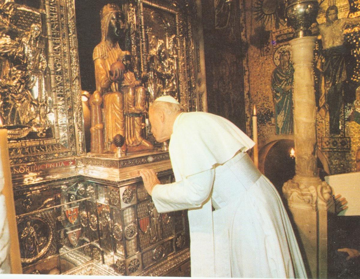 El Papa Joan Pau II besant la imatge de la Moreneta, el 1982