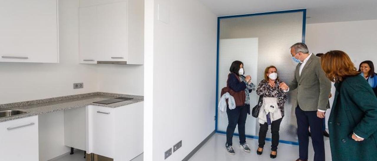 Azcón, este miércoles en su visita al nuevo edificio de Fray Luis Urbano, que cuenta con 80 viviendas en total.