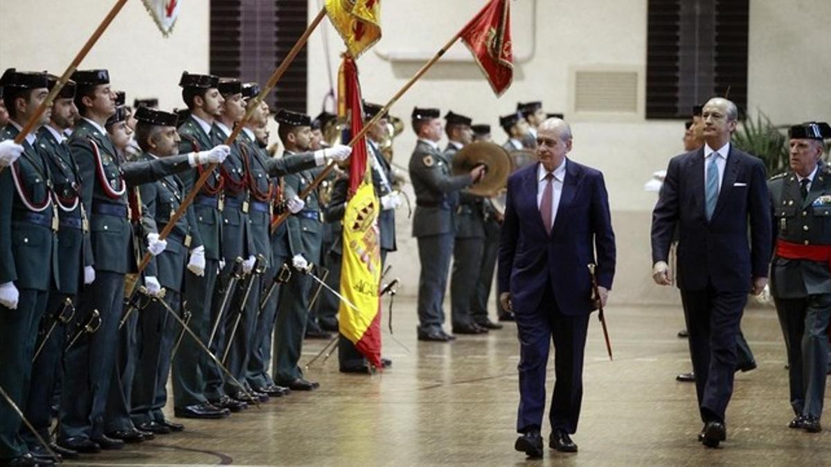 El ministro del Interior, Jorge Fernández Díaz, en el acto de entrega de despachos a tenientes de la Guardia Civil en Aranjuez.