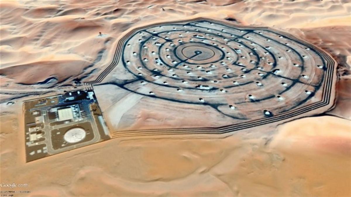 Imagen aérea de la red de pozos para inyectar agua desalada en el desierto de Emiratos Árabes