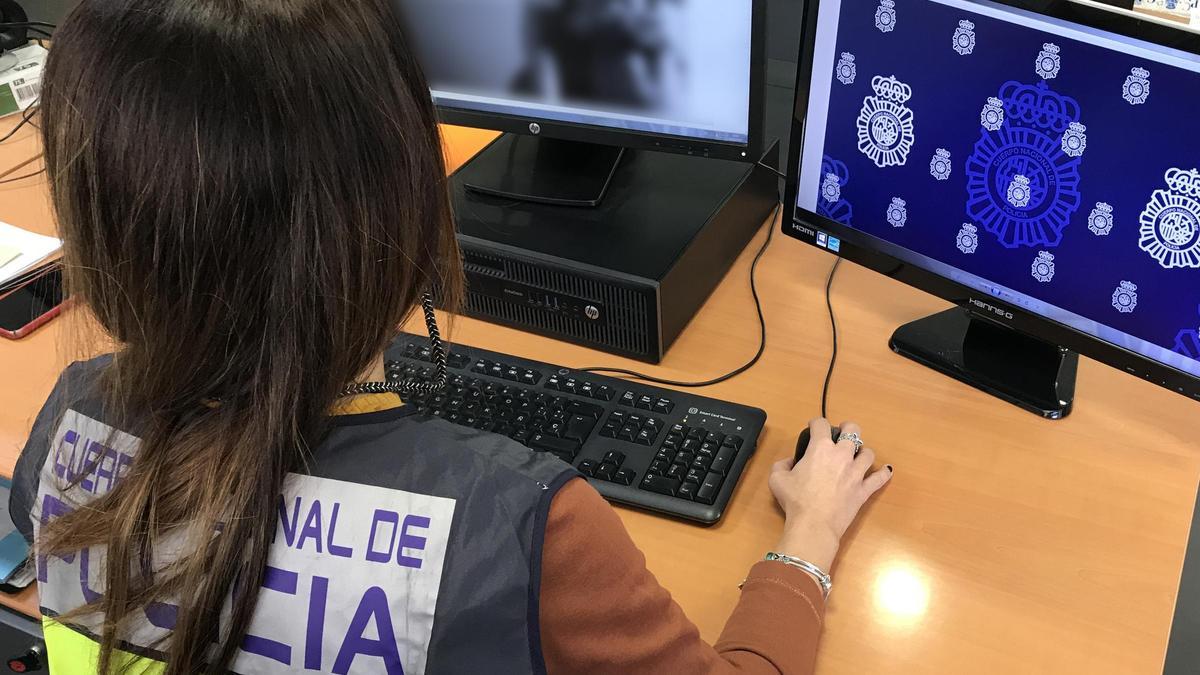 Detienen a dos personas por asaltar a un joven con el que habían quedado mediante una web de citas