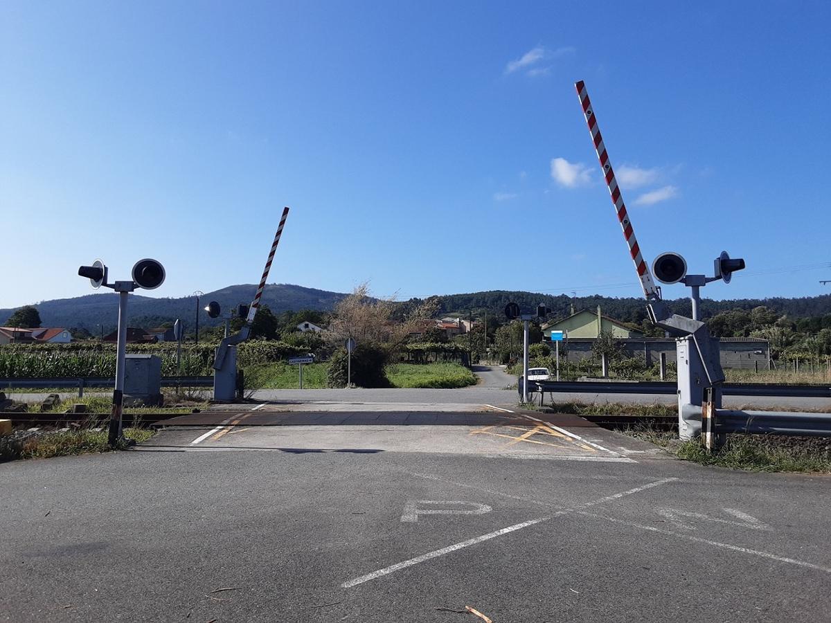 Paso a nivel situado en el entorno de Castiñeiras, Ayuntamiento de Valga