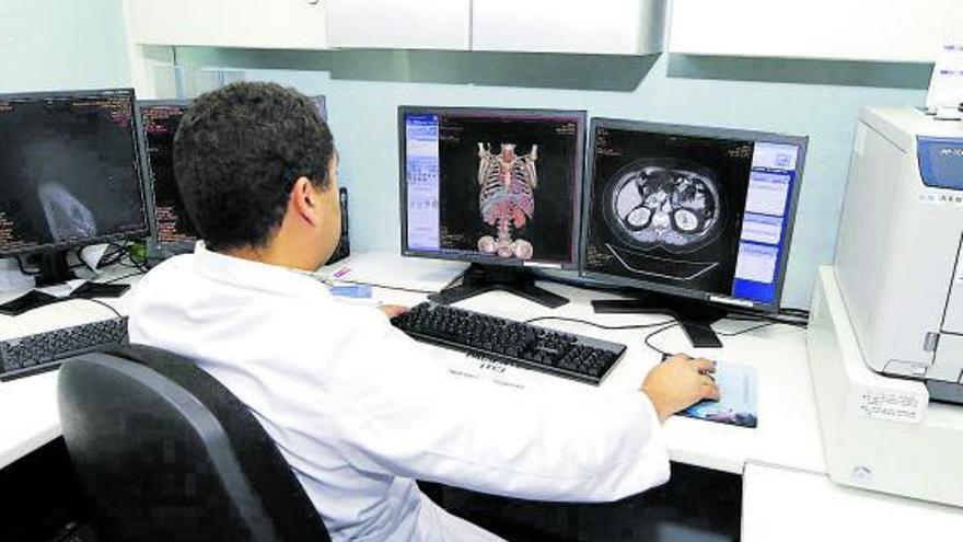 Un médico revisa una imagen radiológica, en Vigo. |   // ALBA VILLAR
