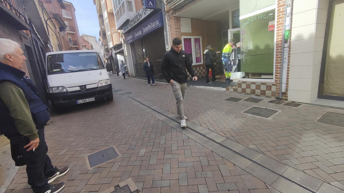 Establecimento asaltado esta madrugada en la calle Herreros durante la reposición del cristal.