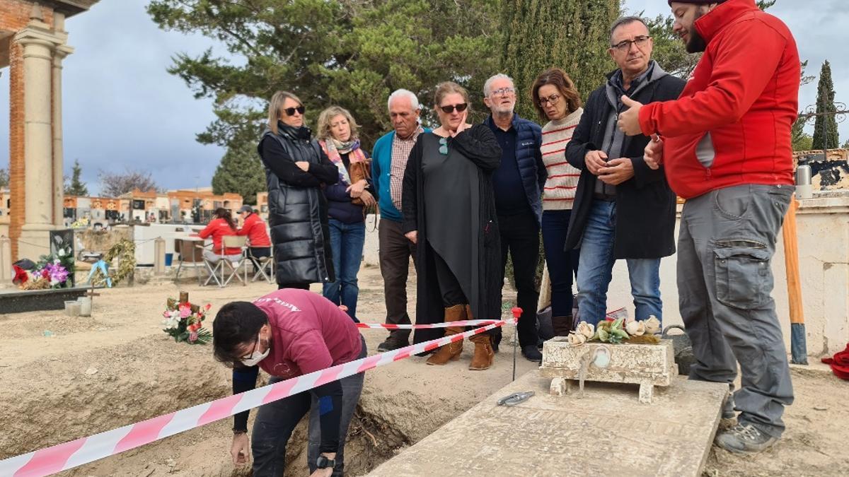 Visita a las fosas de Villar del Arzobispo.