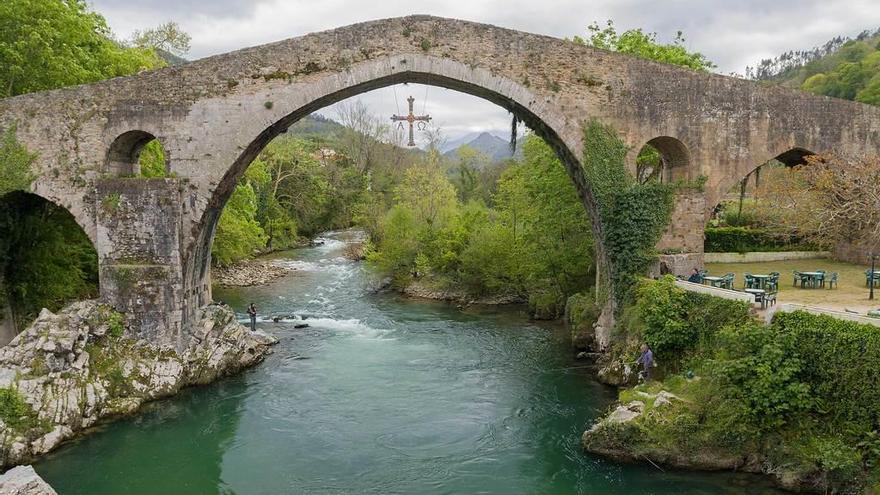 El puente &quot;romano&quot; de Cangas de Onís sobre el río Sella.