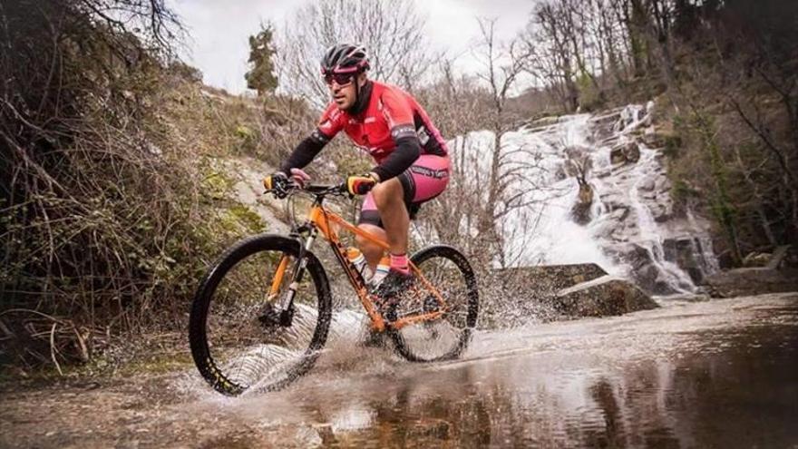 Atropello mortal de un ciclista en la carretera Ex-213, cerca de Barrado