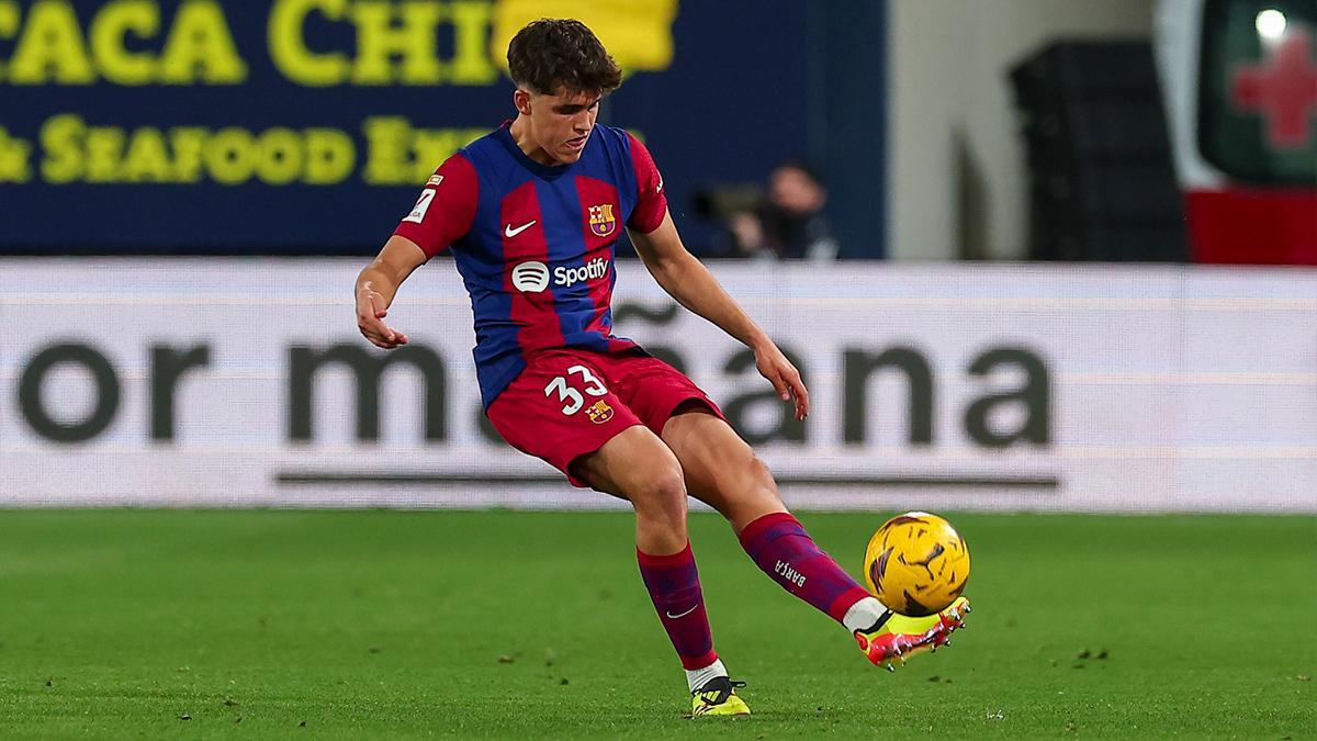 Pau Cubarsí, titular en el Barça con 17 años