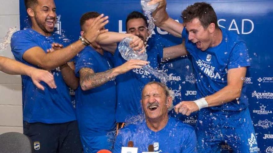 El entrenador David Vidal celebrando el ascenso a Segunda División con sus jugadores.