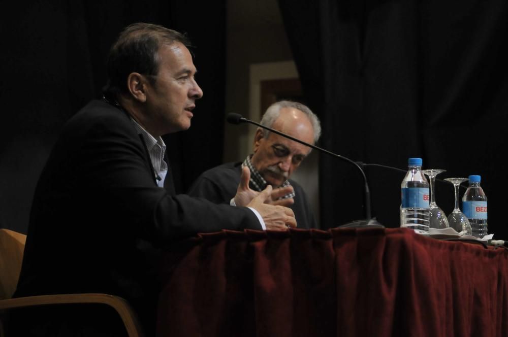 Fieles a las firmas en la feria del libro de Alicante