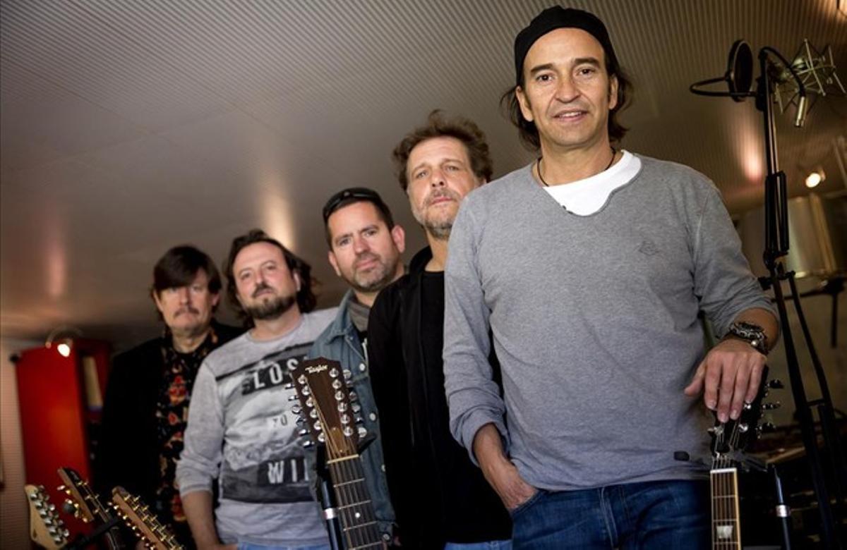 La banda al complet. De dreta a esquerra, Álvaro Urquijo (veu i guitarra), Jesús Redondo (teclats), Santi Rodríguez (bateria), Juanjo Ramos (baix) i Ramón Arroyo (guitarra).