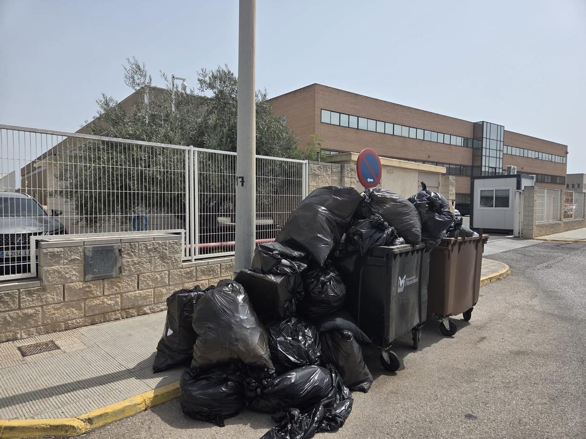 Basura acumulada en el polígono del Mediterráneo.