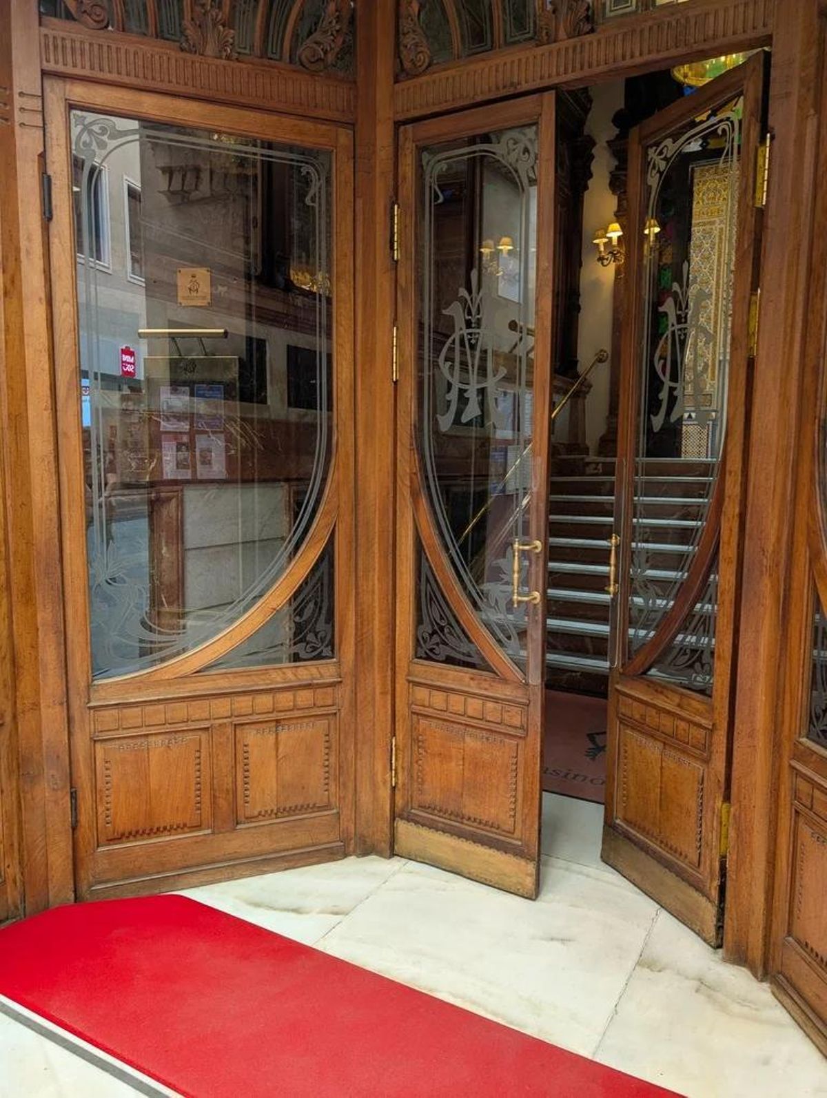 Los cristales de la puerta principal del Real Casino de Murcia ya han sido repuestos tras el acto vandálico de mayo.