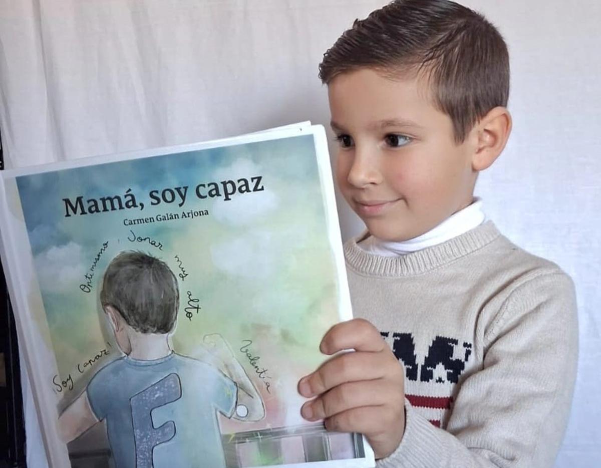 Francisco, con el libro realizado por su madre.