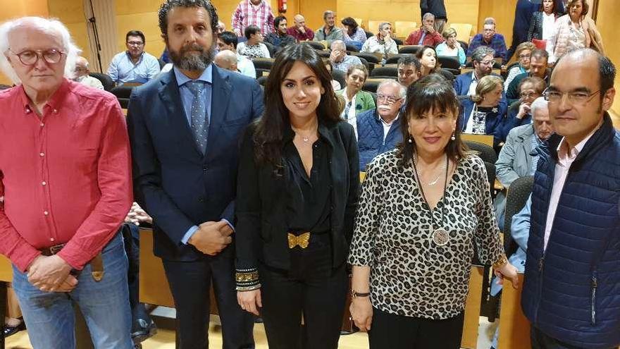 Por la izquierda, Celso Otero, Inaciu Iglesias, Silvia Argüelles (presidenta de la Sociedad Económica de Amigos del País), Esther García y Diego Barceló, ayer, en el Club de LA NUEVA ESPAÑA de Avilés.