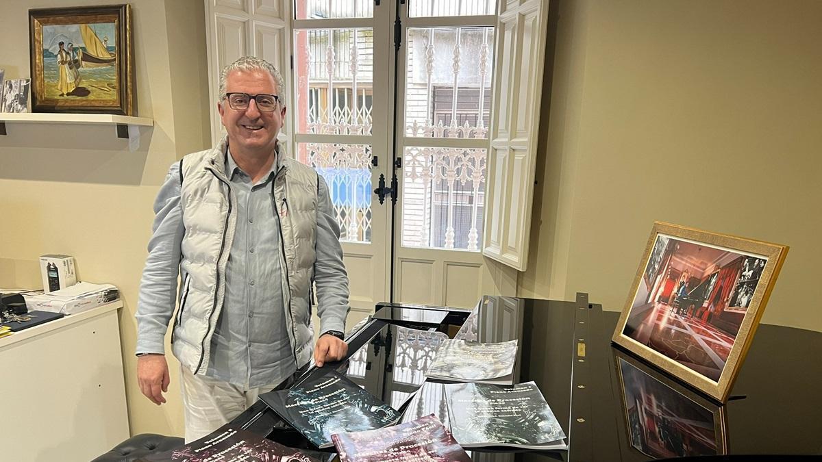 Primitivo Buendía, con la nueva colección, en su estudio musical de la calle Ballesteros.