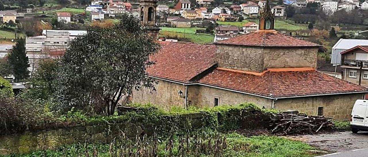 Los terrenos lindan con el muro superior del atrio parroquial. |   // G.N.