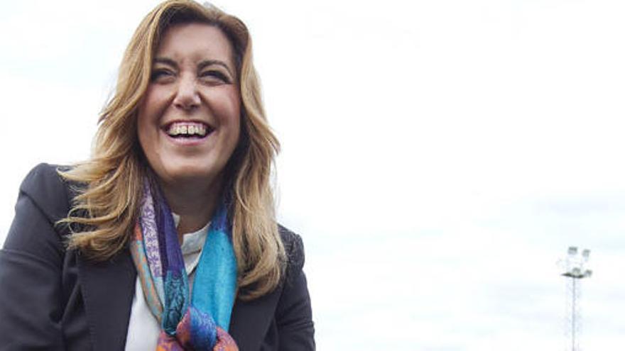 La presidenta de la Junta de Andalucía, Susana Díaz, recibe una camiseta para su futuro bebé en Aznalcazar.