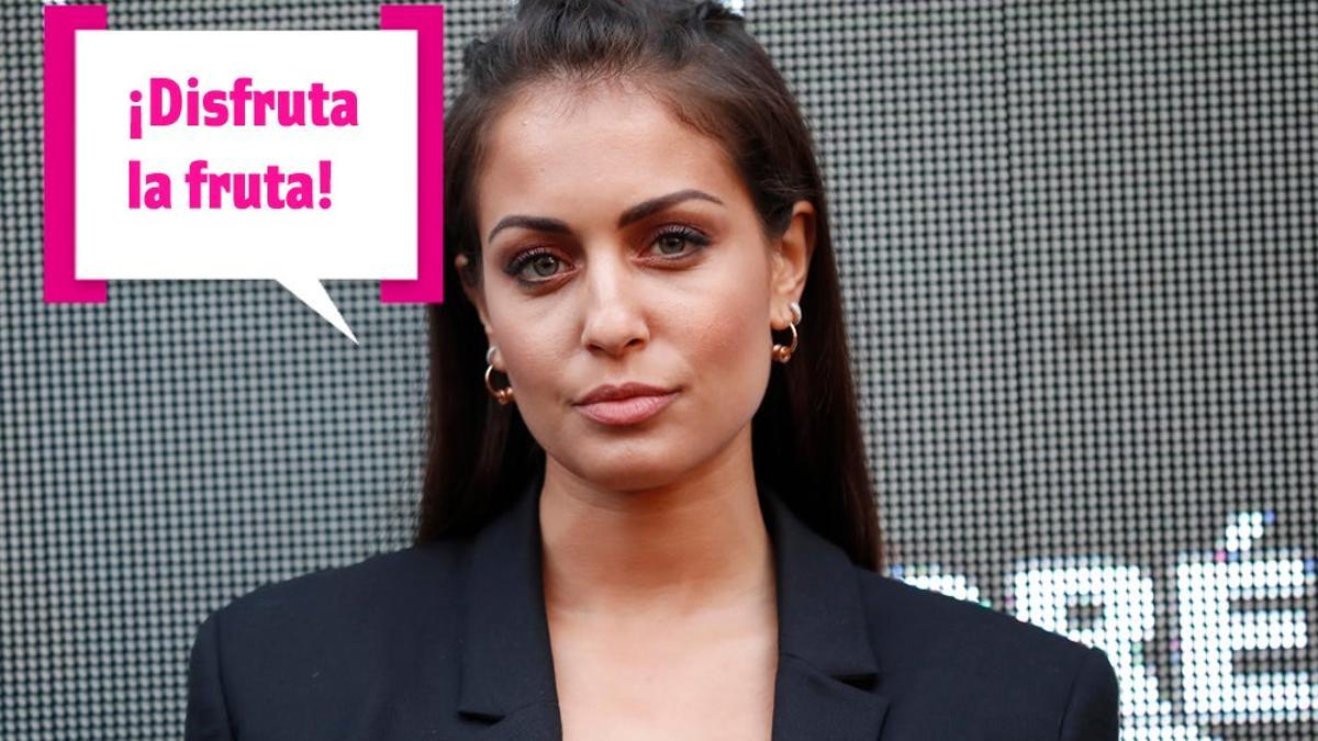 Hiba Abouk eligió traje de chaqueta y zapatos con tacón redondo Jacquemus que parecen una fruta