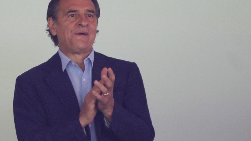 Cesare Prandelli en el palco del estadio de Mestalla