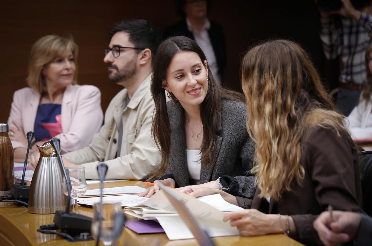 María José Calabuig y Isaura Navarro, de Compromís, conversan con el socialista Benjamí Mompó de fondo.