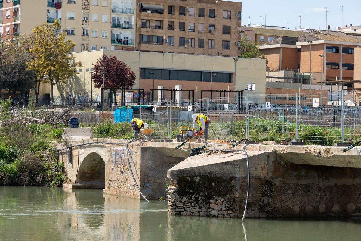 Obras en el puente romano que conecta Quart con Paterna.