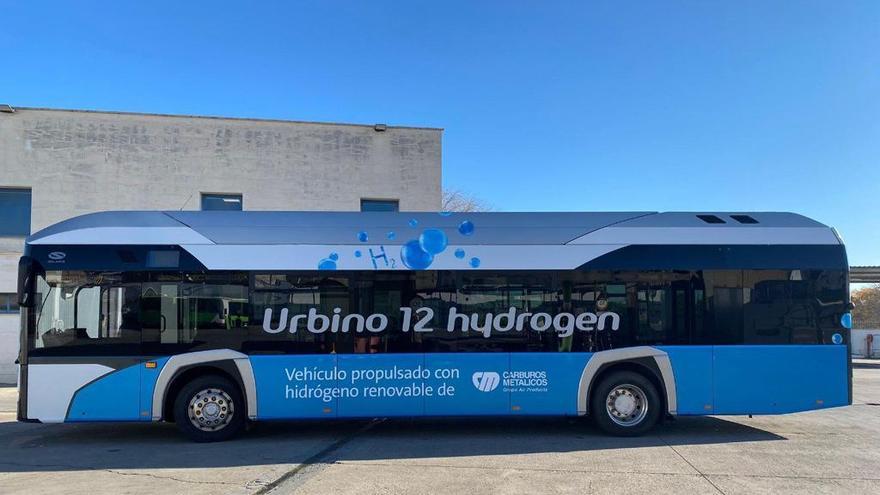 Este es el autobús propulsado por hidrógeneo que prueba Aucorsa estos días.