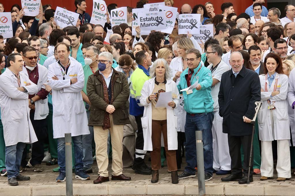 La protesta de los médicos contra el Estatuto Marco de Sanidad a las puertas de la Arrixaca, en imágenes