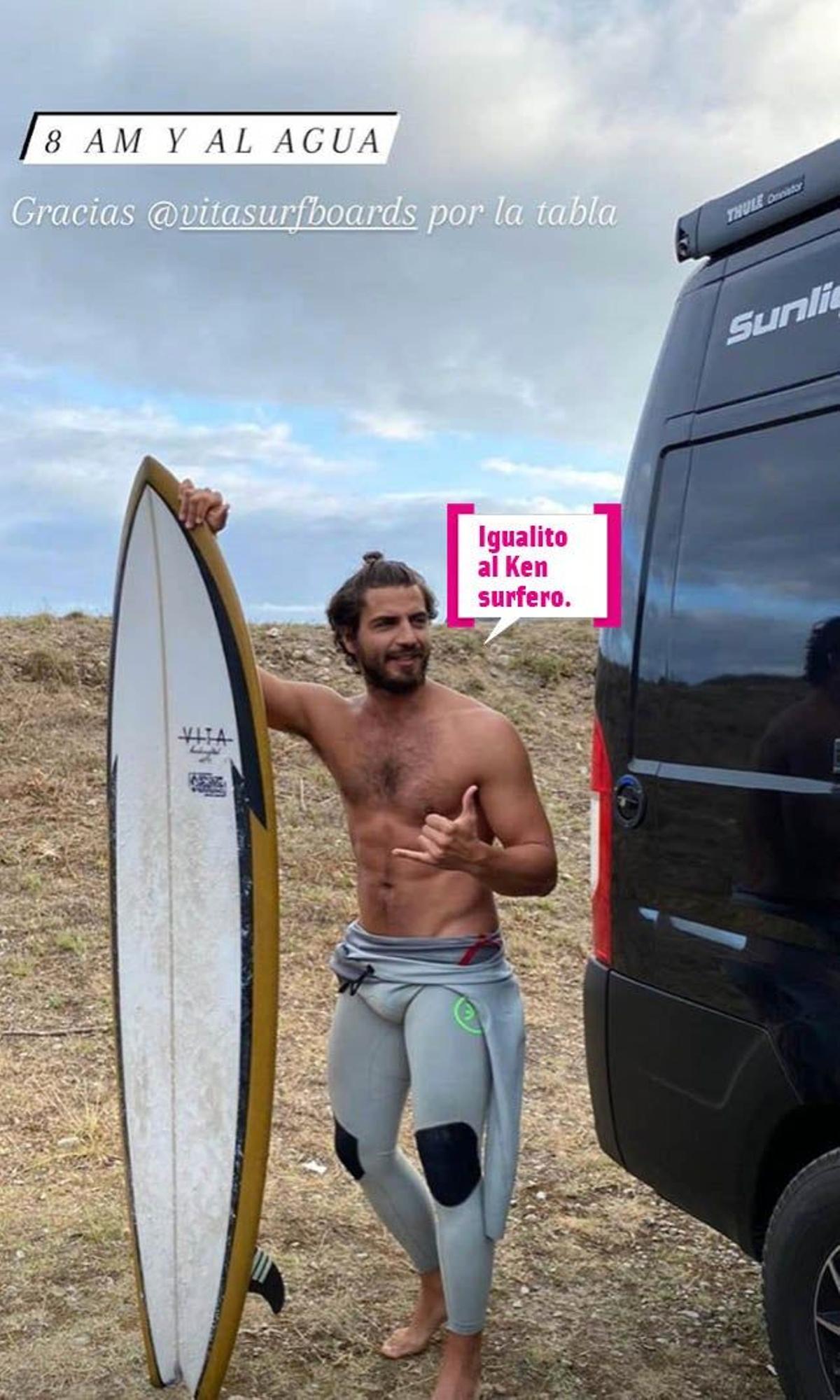 Maxi Iglesias posando con la tabla de surf