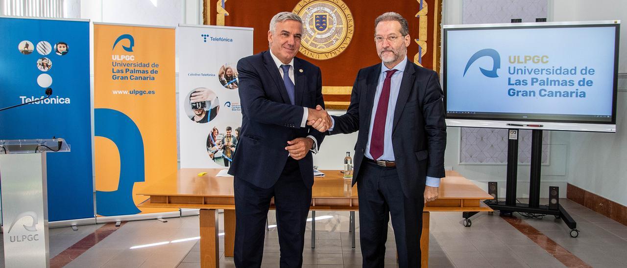 Lluis Serra y Juan Flores tras la firma del convenio para el desarrollo de la Cátedra Telefónica ULPGC .